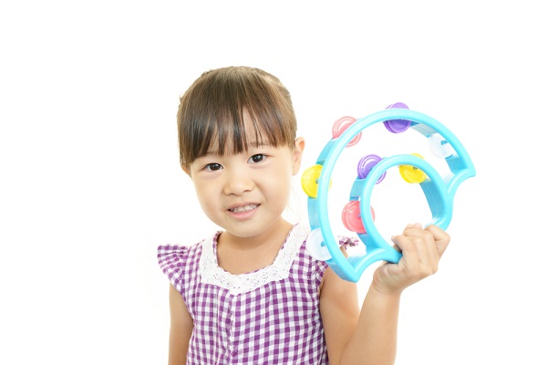 楽器を持つ子どもの写真