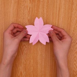 動画 切って広げると桜が咲く 桜の切り絵を作ろう 保育士求人なら 保育士バンク