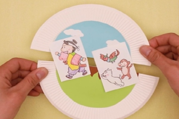 【動画】動く姿に子どもたちも惹きつけられる、紙皿で作るもも太郎