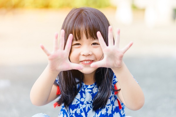 憲法記念日とは。意味や由来、子ども向けに簡単に伝える方法