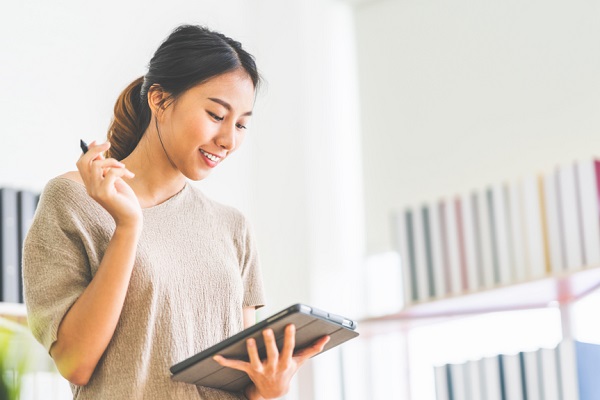タブレットを見る女性