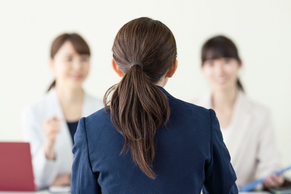 面接を受ける女性