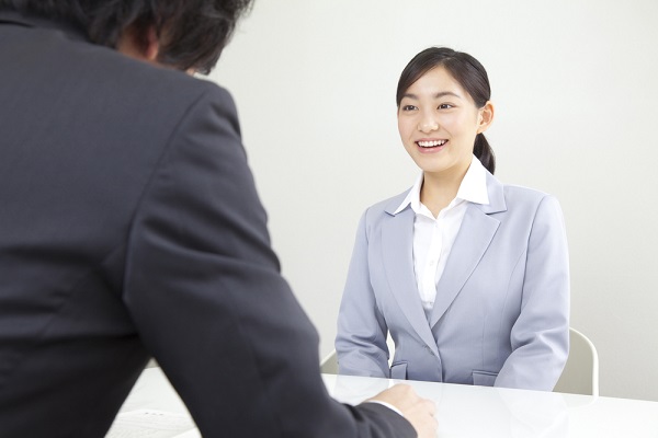 面接を受ける女性