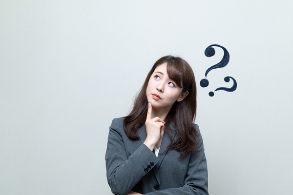 考える女性