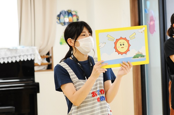紙芝居をしている先生
