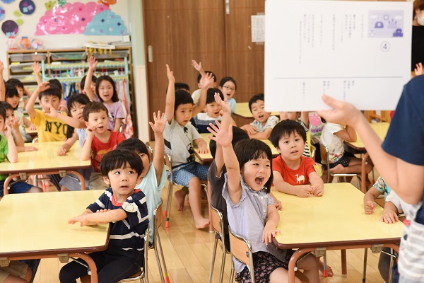 元気に手を挙げる子どもたち