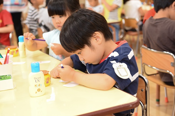書いている男の子