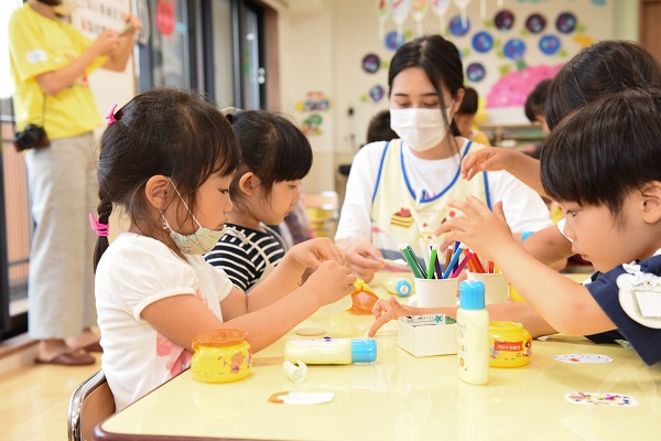 マイボトルを作っている子どもたち