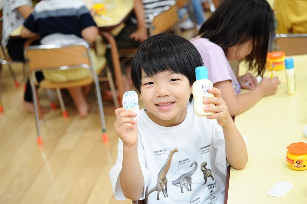 ボトルと同じデザインをかいた男の子