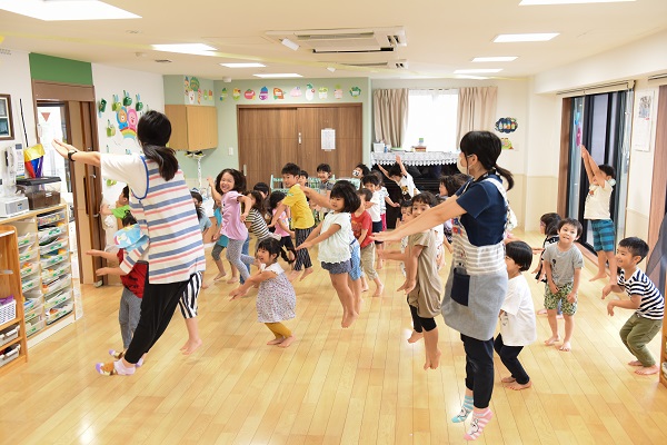 ぬりぬり体操をしている先生と子どもたち