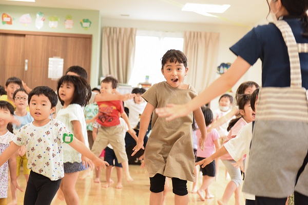ぬりぬり体操を楽しむ子ども