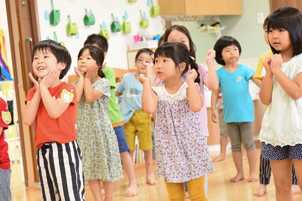ぬりぬり体操をする子どもたち