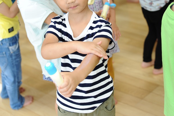 日焼け止めを塗る子ども