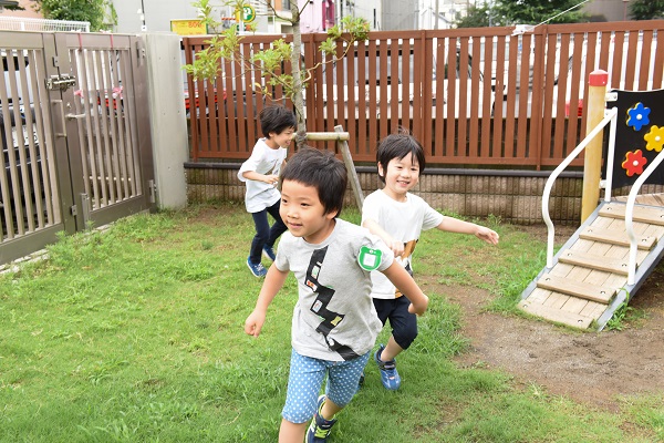 外で遊ぶ子ども