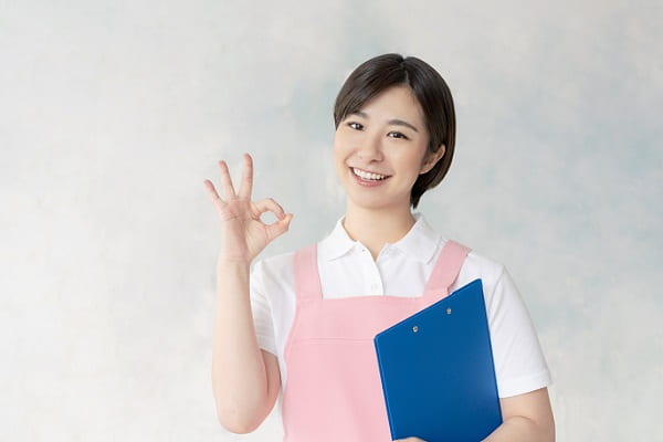 OKサインをする保育士