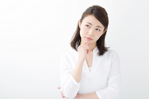 考え事をする女性