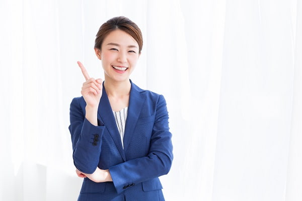 指さしをする女性