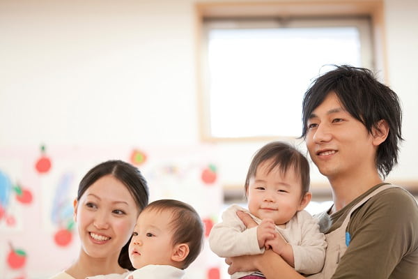 子どもを抱っこする保育士