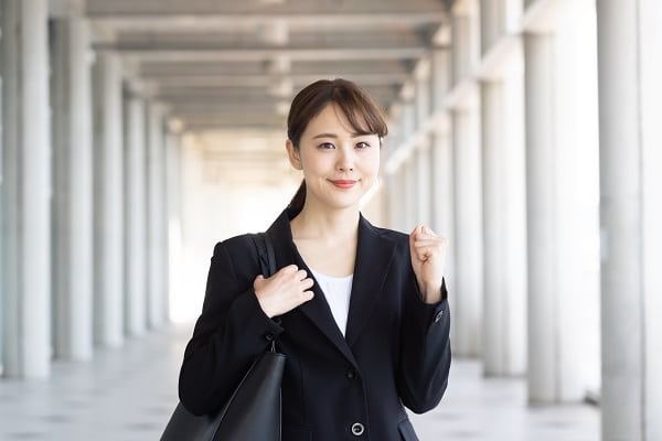 ガッツポーズをする女性