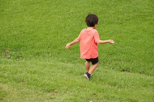 2歳児の運動遊び 保育に役立つ マット運動やサーキットなど室内外のアイデア 保育士求人なら 保育士バンク 2歳児の運動遊び 保育に役立つ マット運動やサーキットなど室内外のアイデア 保育士求人なら 保育士バンク