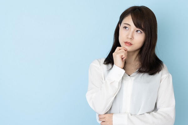考える女性