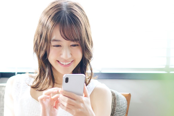 スマートフォンを見る女性