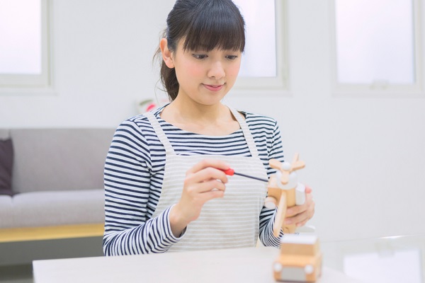 製作をする保育士さん