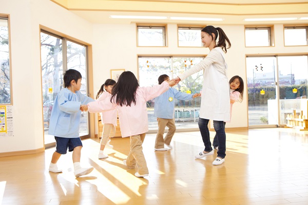 【5領域】表現とは。保育のねらいと内容、遊びと援助の具体例