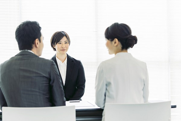 面接をしている人