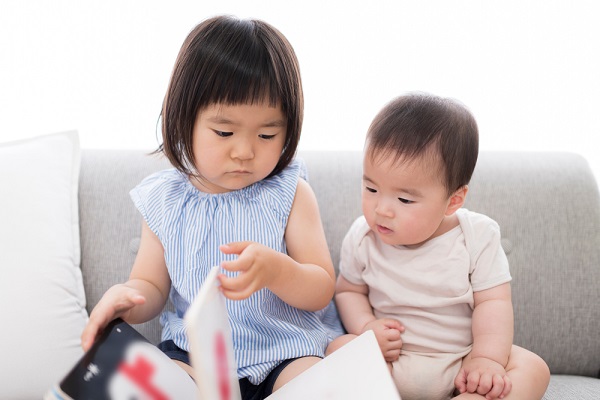 絵本を読む姉妹