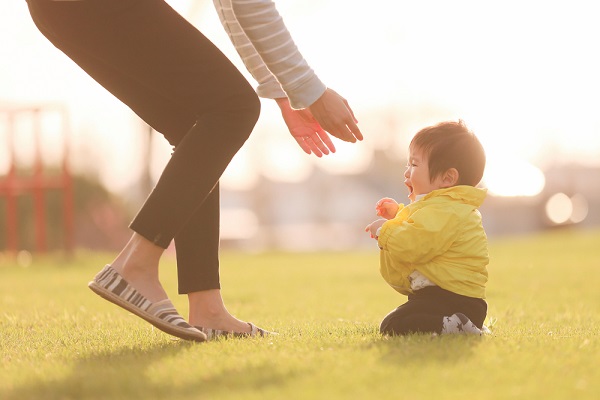 子どもに手を伸ばす様子