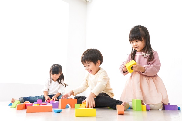 積み木で遊ぶ子どもの写真