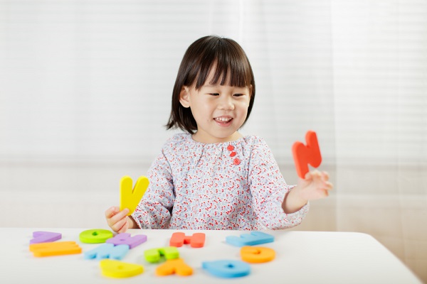 パズルで遊ぶ子どもの写真
