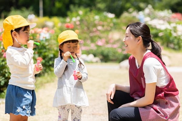 子どもと遊ぶ保育士