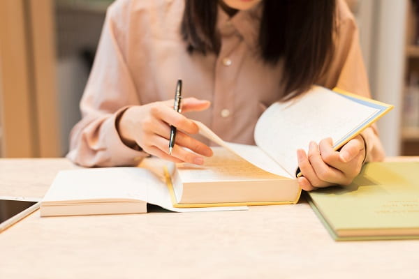 勉強する人