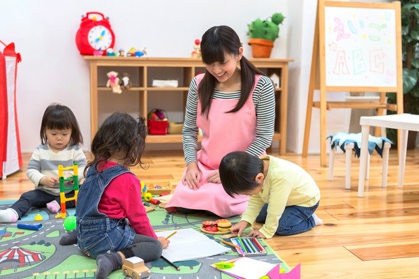 園内で遊ぶ子どもと先生