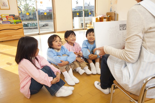 紙芝居を見る子どもたち