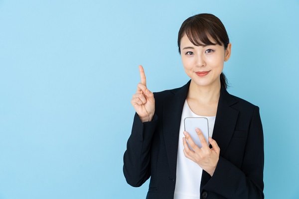 スーツを着た女性