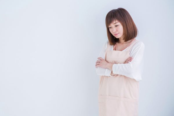 保育士が悩んでいる様子