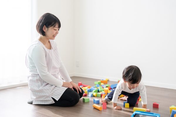 保育士と子どもが遊ぶ様子