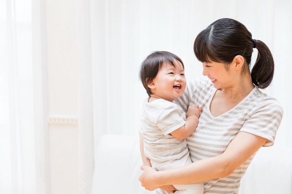 子どもを抱っこする女性