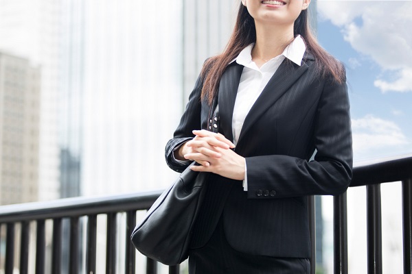 スーツを着た女性