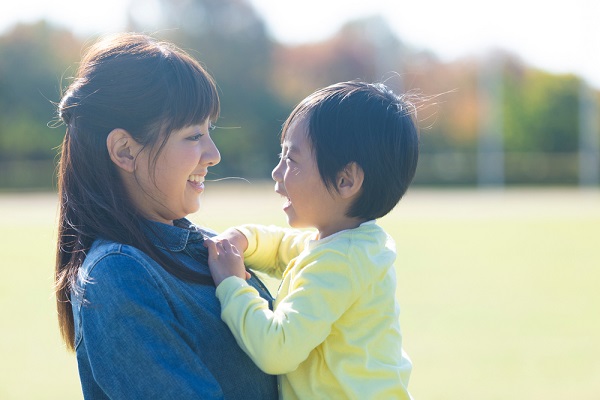 子どもと大人が向き合っている様子