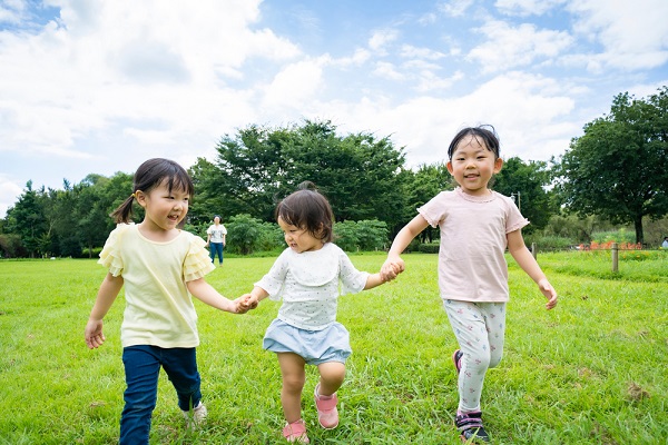 手をつないで歩く子ども