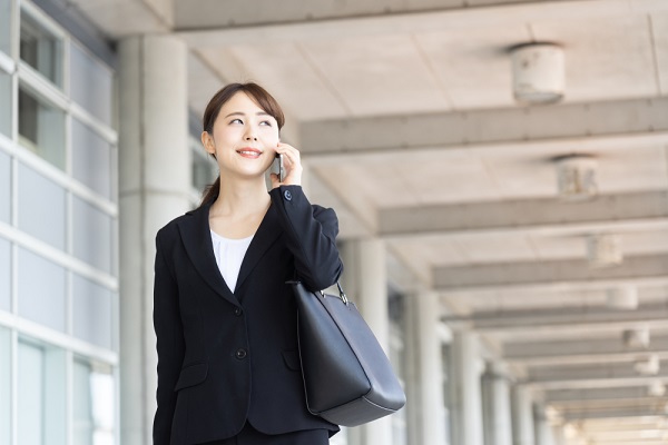 電話をする女性
