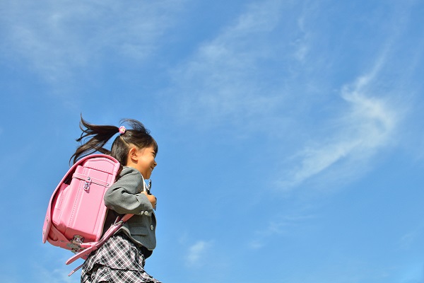 小学校に入学する子どもの写真