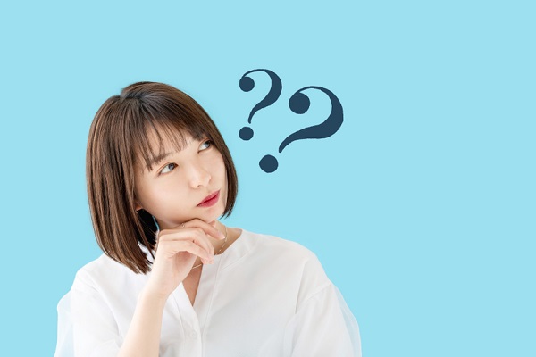 悩む女性