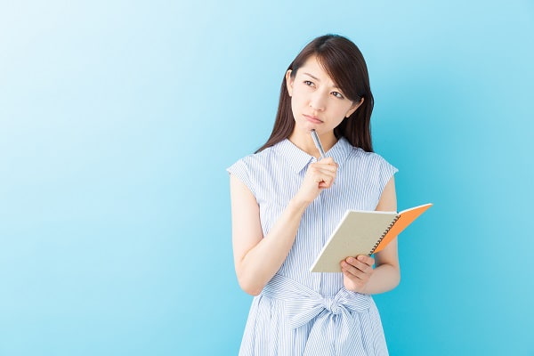 考える女性