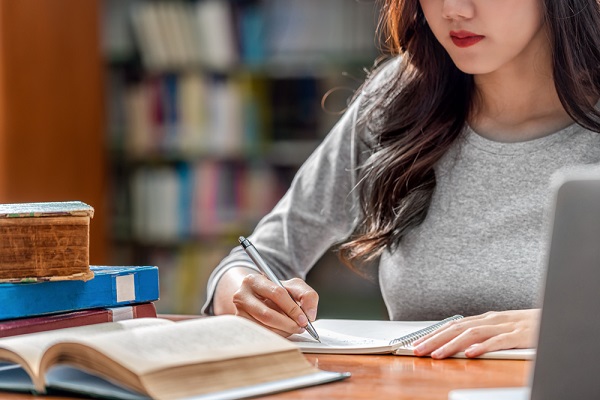 勉強する女性