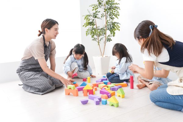 保育士と子どもの様子